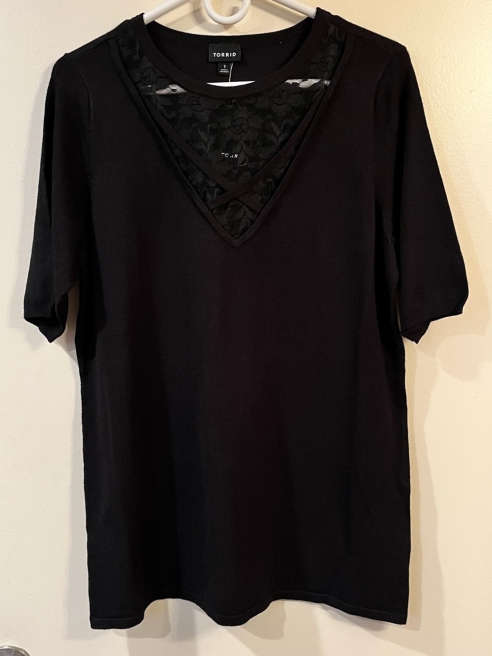 NWT torrid Black Elbow Short Sleeve V Neck Tee Pullover - Size 1X 14-16